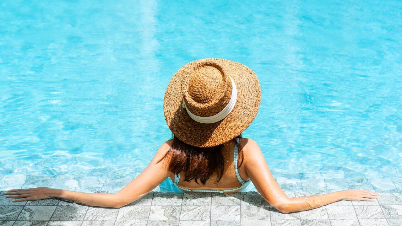 Détente à la piscine