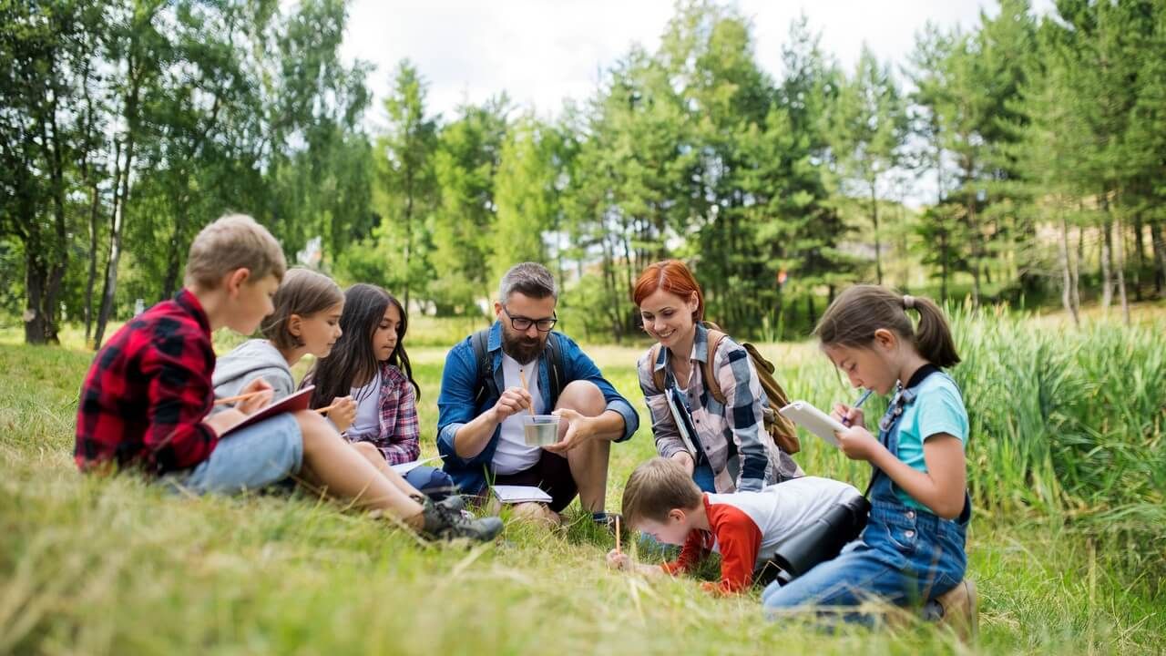 enfants-nature-adobestock-294439583