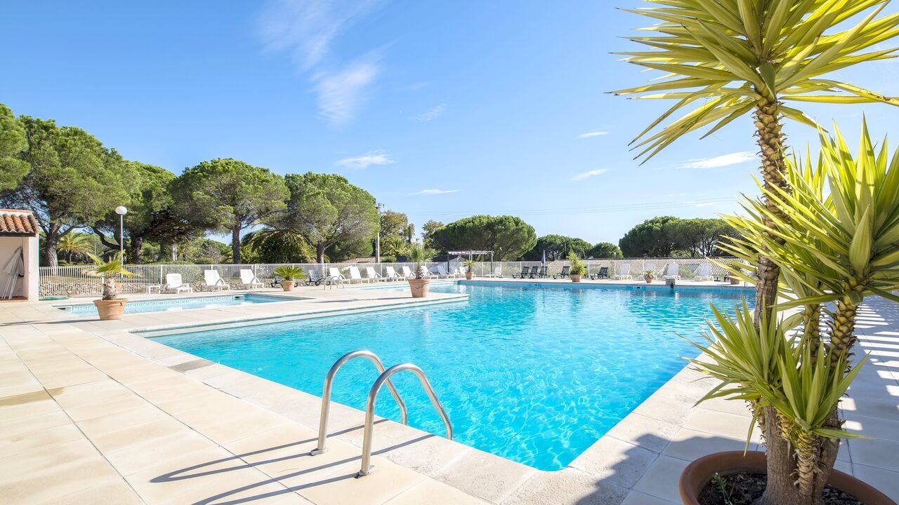 La piscine du village vacances à Fréjus